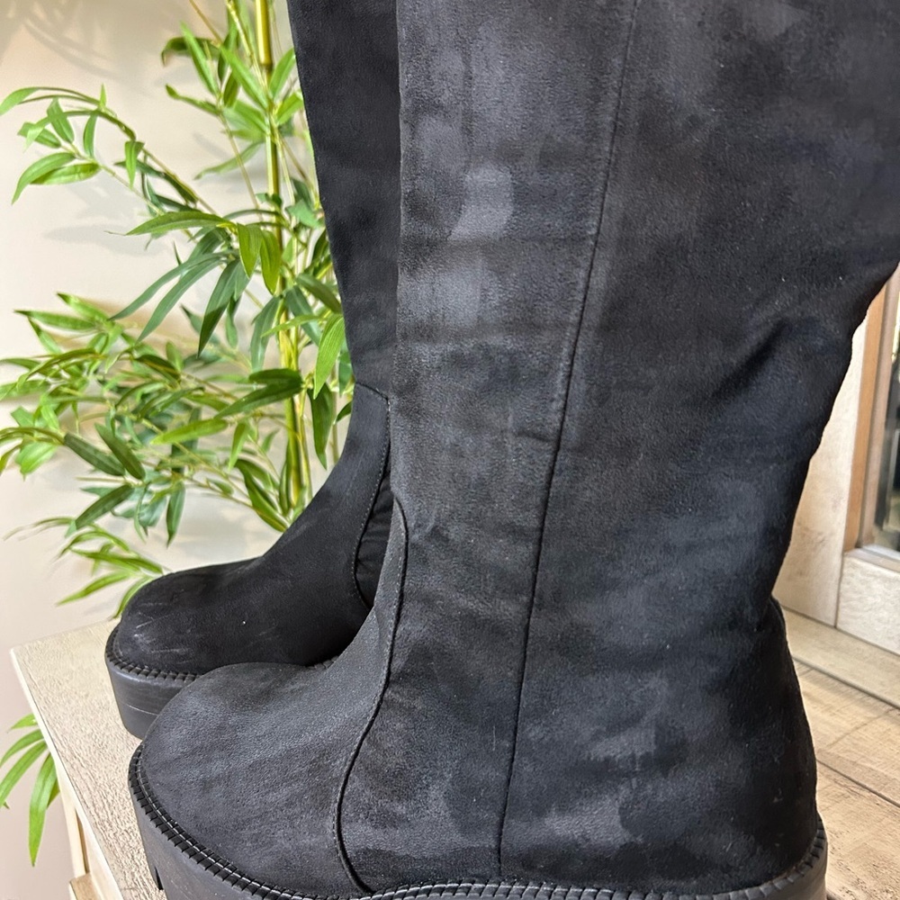 Bamboo Women's Chuncky heel Black Suede Boots Size 10